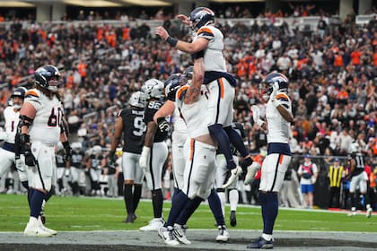 Broncos vencen 24-17 a Raiders y extienden racha a diez juegos; Geno Smith salió lesionado