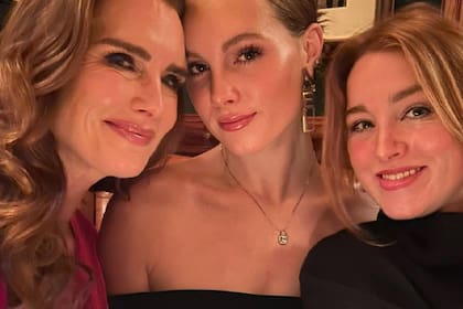 Brooke Shields junto a sus dos hijas, Rowan y Grier