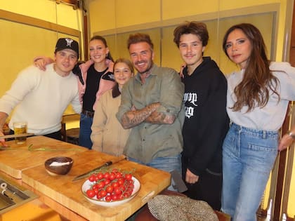 Brooklyn Beckham junto a su esposa Nicola Peltz, su hermana Harper, David Beckham, Cruz y Victoria (Foto: Instagram @brooklynpeltzbeckham)