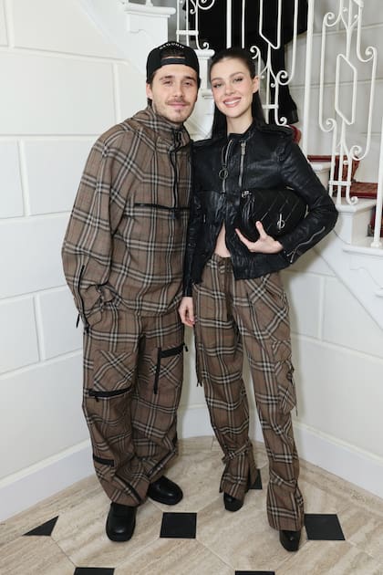 Brooklyn Beckham, primogénito de David y Victoria Beckham, asistió con su mujer,
la actriz Nicola Peltz, con looks coordinados.
