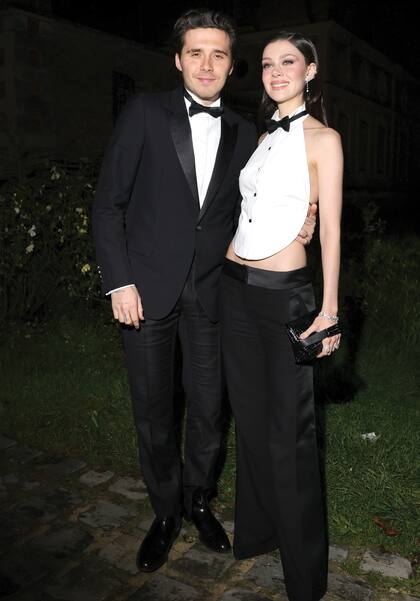 Brooklyn Beckham y su mujer Nicola Peltz en uno de los últimos desfiles de Victoria Beckham en Paris. La actriz de Bates Motel es acusada de ser la gran responsable de este quiebre familiar