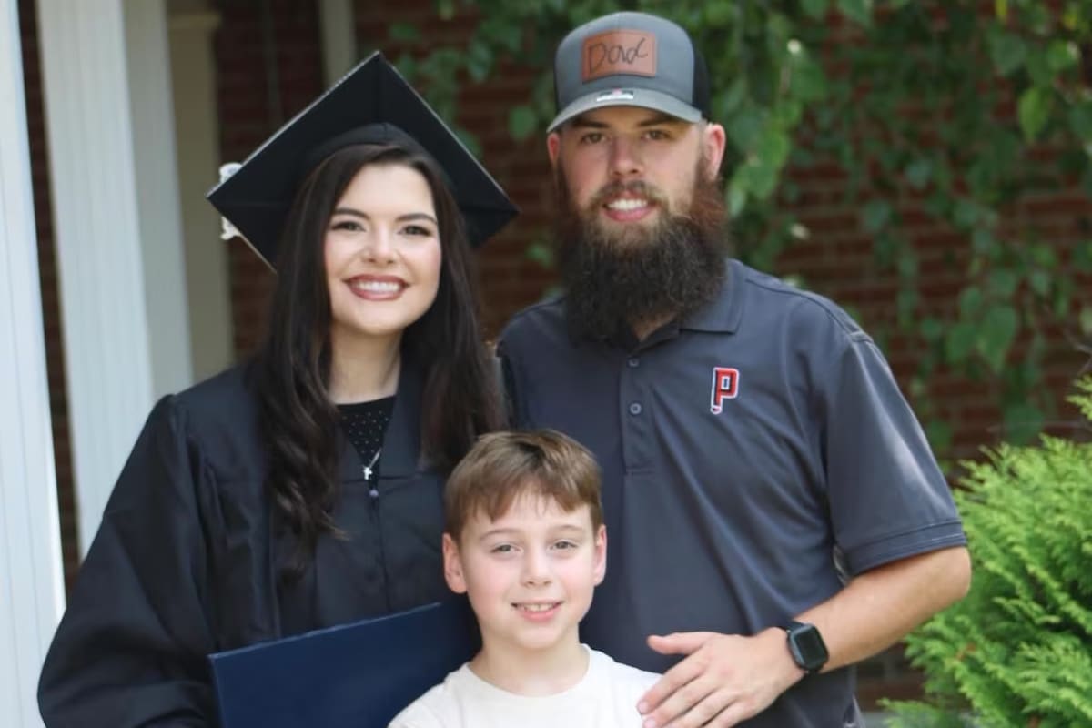 Brooklyn Dotson con Noah Waters y su hijo Nick en su graduación universitaria