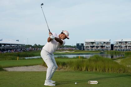 Brooks Koepka pega en el 18; es el contendiente más fuerte para el zurdo de San Diego