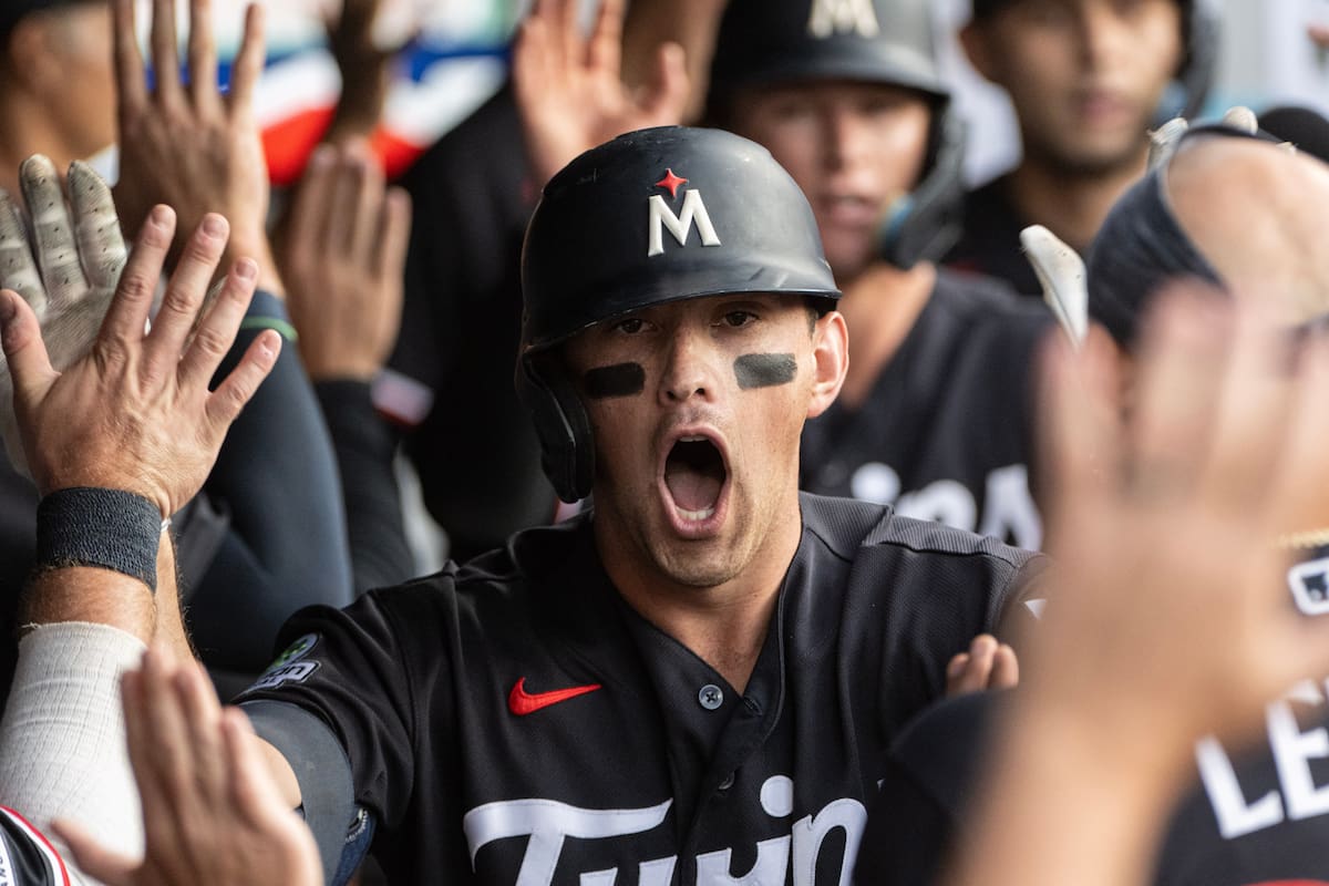 Brooks Lee, de los Mellizos de Minnesota, reacciona después de disparar un jonrón de tres carreras a