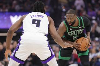Brown anota 29 puntos y Celtics se imponen 120-106 a Kings tras despegar en último cuarto