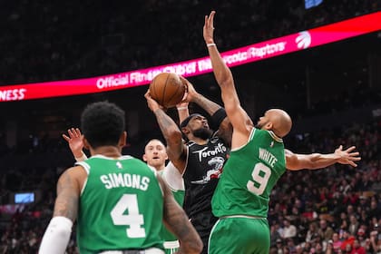 Brown anota 30 y Celtics desperdician ventaja de 23 puntos para vencer 121-113 a Raptors