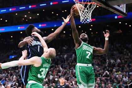 Brown anota 36 puntos y Celtics derrotan 109-100 Magic, aun sin Tatum en duelo de playoffs