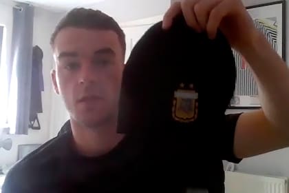 Brown, hoy, con el gorro de lana que en agradecimiento le regaló el entonces seleccionador argentino en Hamden Park.