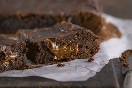 Brownie con corazón de dulce de leche.