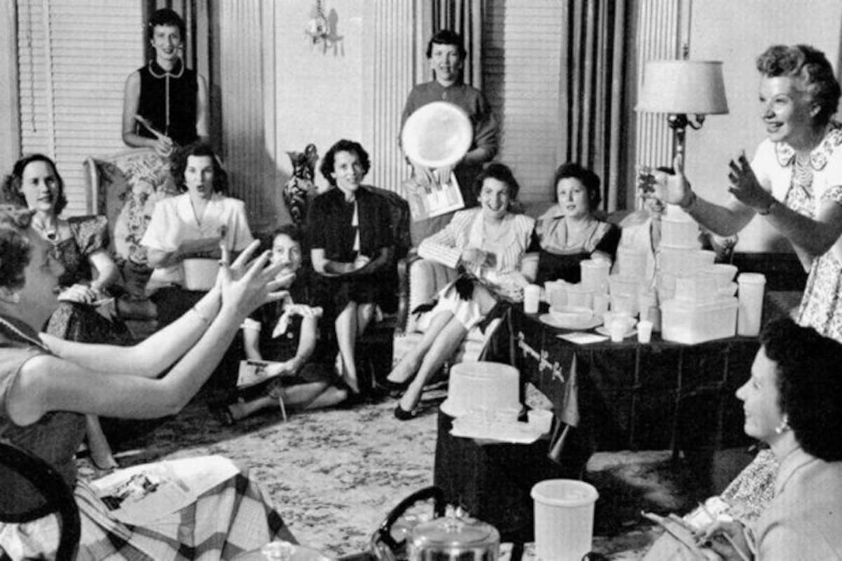 Brownie Wise lanza un recipiente de plástico lleno de agua en una fiesta de Tupperware en los años 50