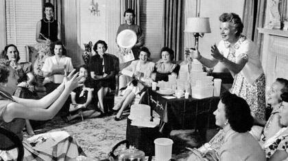 Brownie Wise lanza un recipiente de plástico lleno de agua en una fiesta de Tupperware en los años 50