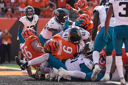 Browning reemplaza al lesionado Burrow y anota TD tardío en victoria de Bengals 31-27 sobre Jaguars