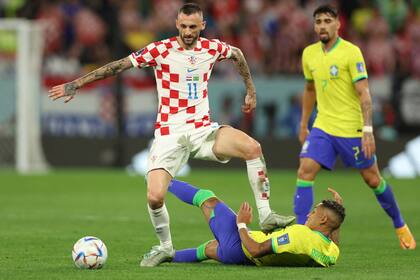 Brozovic, enérgico para dejar atrás a Raphinha en el choque entre Croacia y Brasil por los cuartos de final