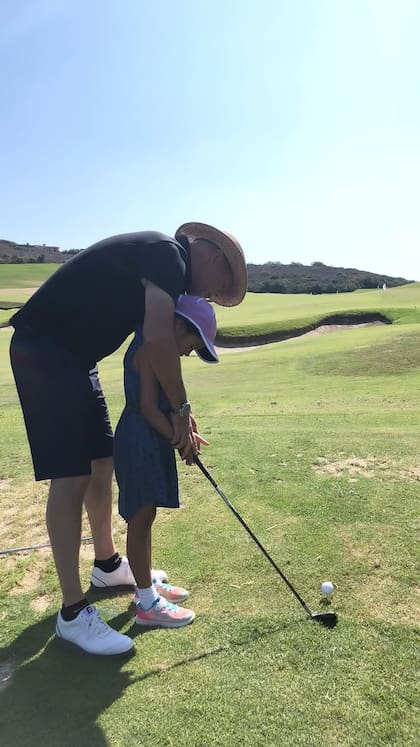 En una de las postales que compartió Hemings, se puede ver a Bruce Willis junto a una de sus hijas jugando al golf