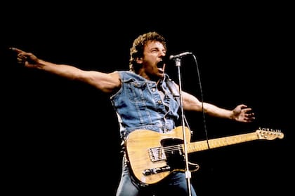 Bruce Springsteen había compuesto 70 canciones para Born in the USA, pero su representante sentía que le faltaba un hit