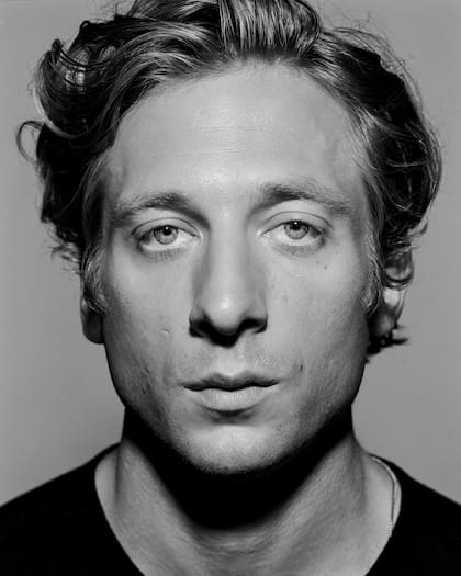 Jeremy Allen White interpreta a Bruce Springsteen en la etapa de la grabación de su disco Nebraska, en la película Música de ninguna parte, escrita y dirigida por Scott Cooper (Ryan Pfluger/The New York Times)