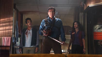 Bruce Campbell, encarnando a su icónico personaje en la saga Evil Dead