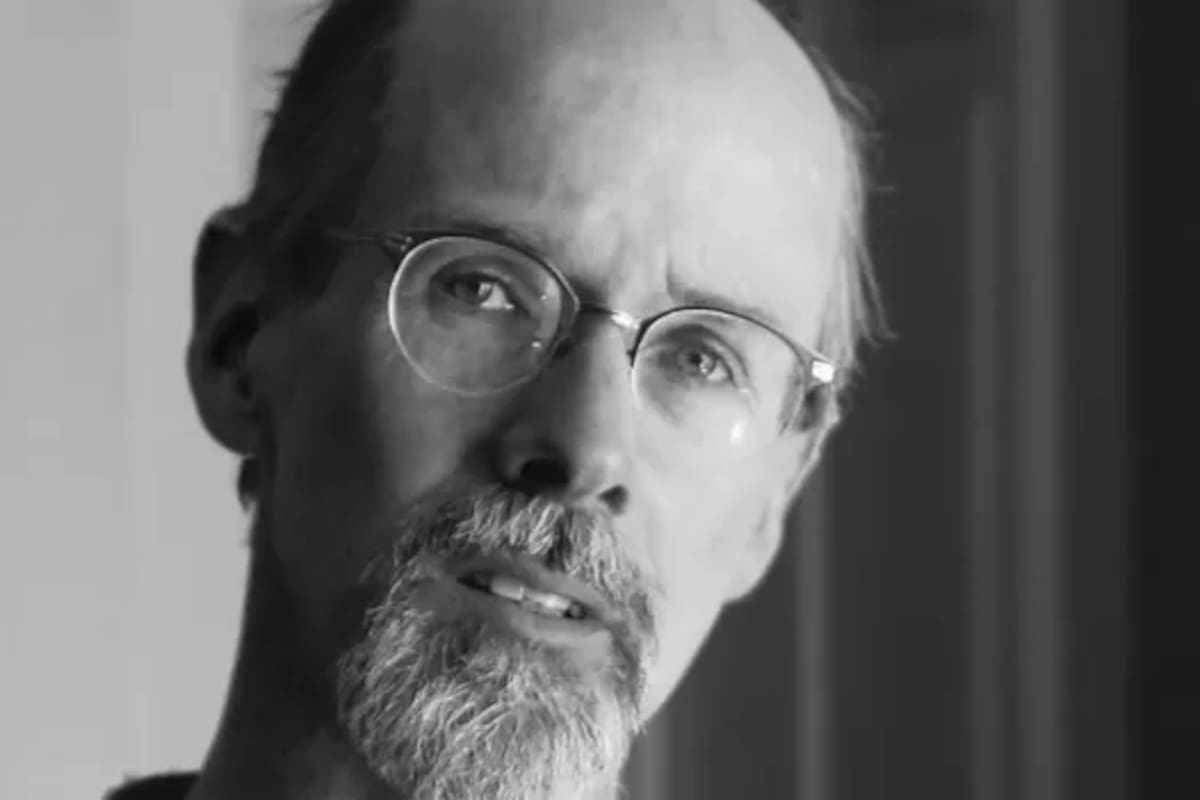 Bruce era un fotógrafo radicado en Colorado, en donde asistía a una organización budista