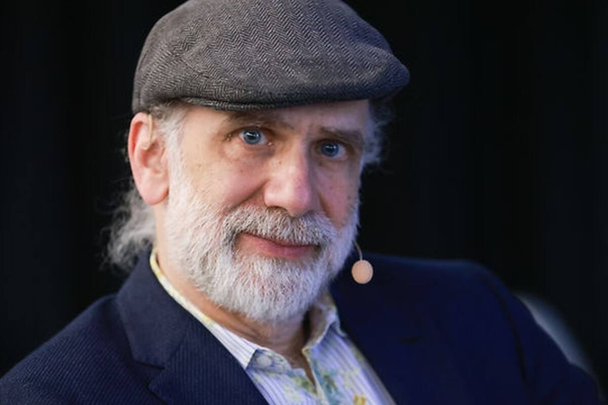 Bruce Shcneier enseña sobre tecnología y seguridad en prestigiosas instituciones como la Universidad de Harvard en Estados Unidos.