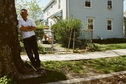 Bruce Springsteen en el frente de la casa de su infancia, en Freehold, Nueva Jersey