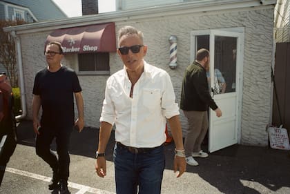 Bruce Springsteen en las afueras de la barbería Joe's Barber Shop, en Freehold, Nueva Jersey, su barrio de la infancia