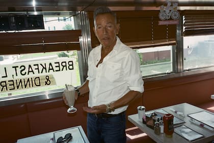 Bruce Springsteen, malteada en mano, en su restaurante preferido de toda la vida