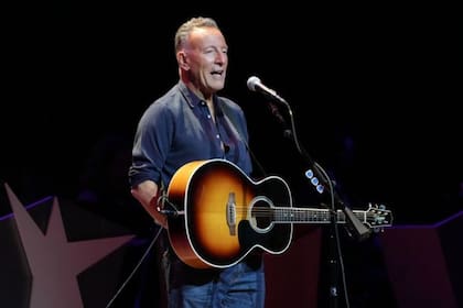 Los fans de Bruce Springsteen se dieron un susto cuando vieron a su ídolo resbalar al subir al escenario de Ámsterdam
