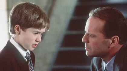 Bruce Willis (derecha) interpretó al terapeuta de Cole Sear (Haley Joel Osment) en la película.
