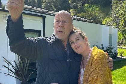 Bruce Willis y su esposa Emma Heming (Archivo)