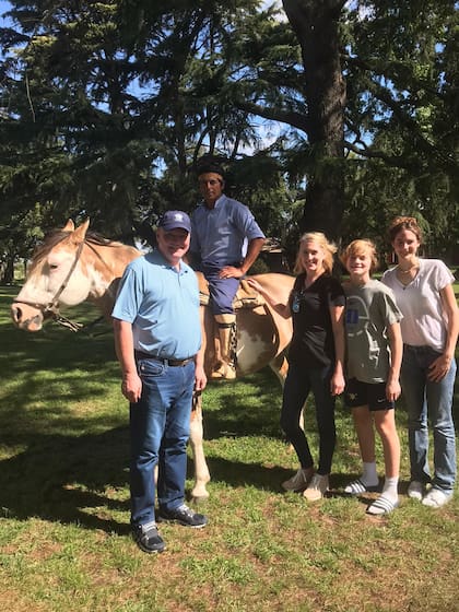 Bruce Willison llegó a la Argentina junto a su familia y disfrutó de un día en una estancia de San Antonio de Areco