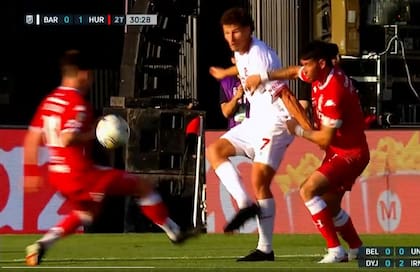 Bruera pivotea la pelota y roza en la mano de Waller: Gariano cobró penal luego del llamado del VAR, pero no lo fue
