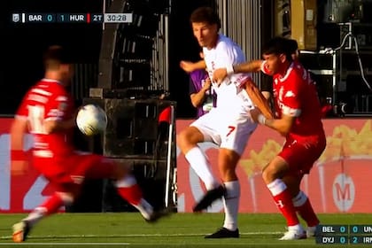 Bruera pivotea la pelota y roza en la mano de Waller: Gariano cobró penal luego del llamado del VAR, pero no lo fue