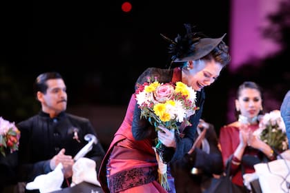 Bruna Estellita, emocionada al recibir el premio mayor de la categoría Tango Escenario