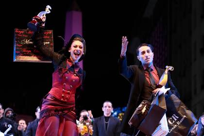 Bruna Estellita y Julián Sánchez celebran el triunfo en la categoría Tango escenario