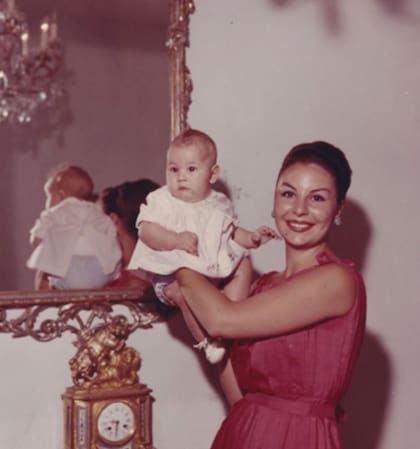 Bruna y Patricia, en su residencia en Lóndres durante sus primeros años de vida