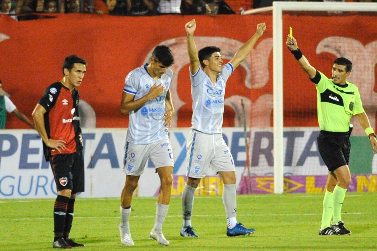 Brunetta, brazos en alto tras anotar el 1-0, recibe la amarilla de Merlos después de quitarse la camiseta