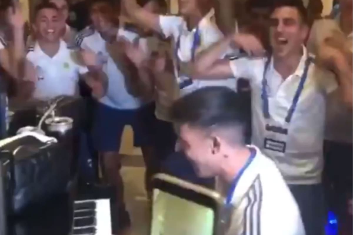 Brunetta se puso a tocar el piano y los cantitos terminaron en pogo