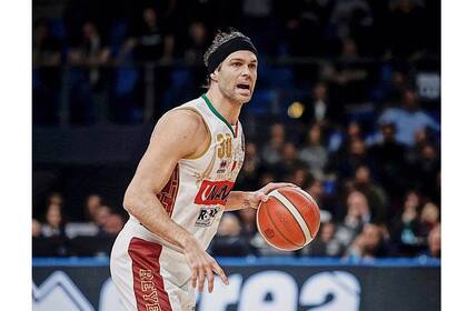 Bruno Cerella y la pelota. El argentino juega en Italia y tiene academias en África, el centro de su preocupación hoy por los alcances de la pandemia