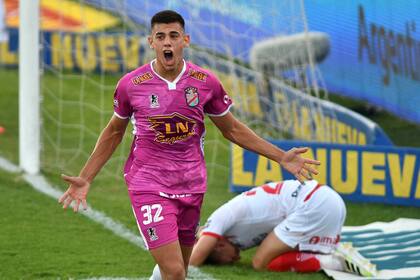 Bruno Báez, de Arsenal, festeja su gol contra Huracán.