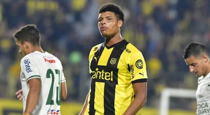Bruno Betancor con la camiseta de Peñarol