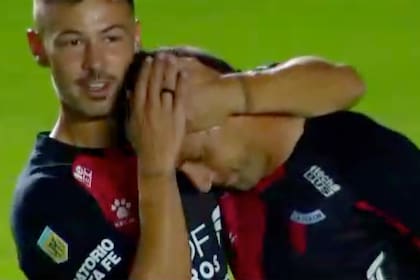 Bruno Bianchi convirtió de cabeza, para Colón, en el arranque del partido ante Arsenal, por la Copa de la Liga Profesional; en la imagen recibe el saludo de Lértora
