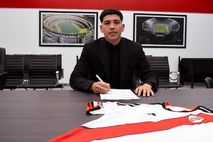 Bruno Cabral, de sólo 16 años, firmó su primer contrato profesional con el club de Núñez