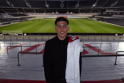 Bruno Cabral firmó su primer contrato con River un año después de brillar en la Messi Cup 2025