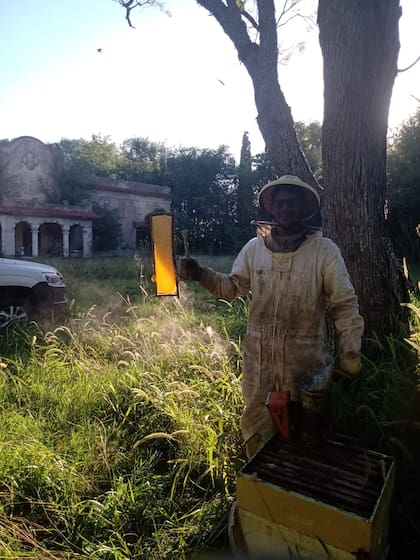 Bruno con una de las colmenas