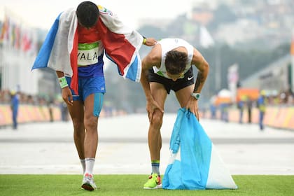 Bruno cruza la meta acompañado por el paraguayo Ayala