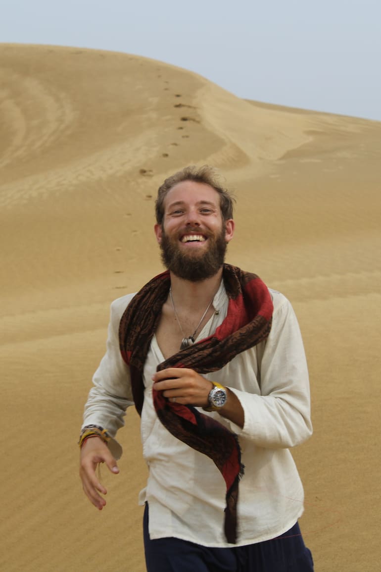 Bruno en el desierto de Rajastan, donde pasó la noche durmiendo a la intemperie.