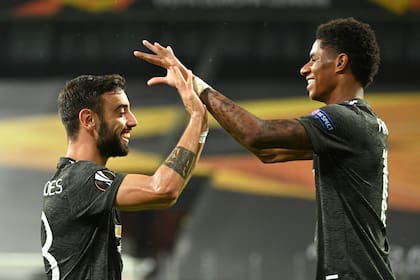 Bruno Fernandes celebra junto a Marcus Rashford
