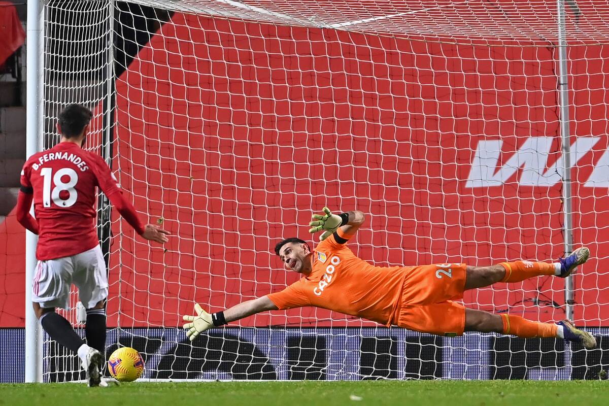 Bruno Fernandes, del Manchester United, convierte el gol de penal a Emiliano Martinez, del Aston Villa.