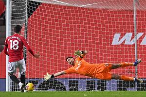 Bruno Fernandes, del Manchester United, convierte el gol de penal a Emiliano Martinez, del Aston Villa.