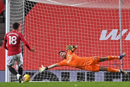 Bruno Fernandes, del Manchester United, convierte el gol de penal a Emiliano Martinez, del Aston Villa.